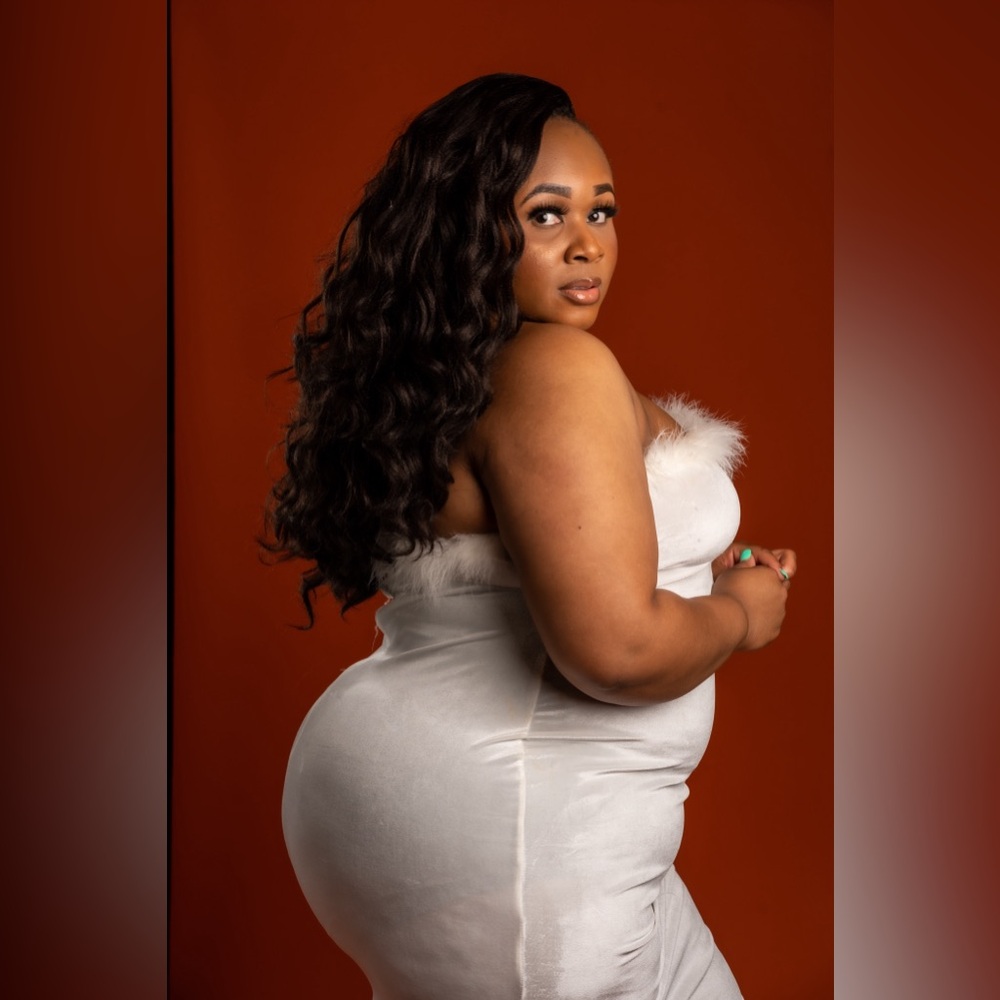 Fashionnova white velvet midi dress. Size 3x🤍